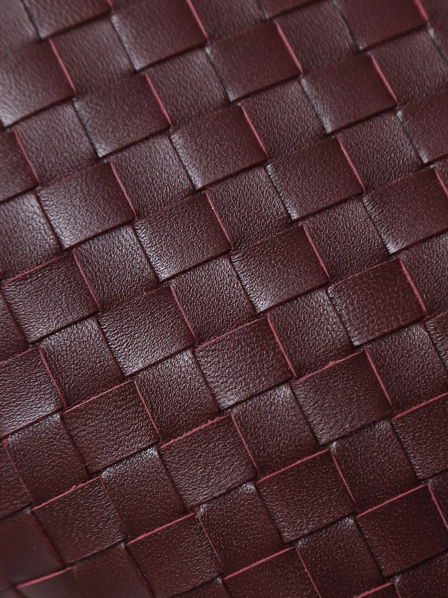 800. BOTTEGA VENETA2025 new women's small Soft Vanity bag adopts the classic Intrecciato weaving technique, inheriting the classics. The ring buckle design 😎 The light metal chain gives you a high-end sense of matching. The chain is removable, so you can wear it as a small bag ~ An elegant small bag that is perfect for participating in events. The overall body of the bag is as soft as marshmallow and can be easily kneaded, showing the strong toughness and high-end feel of the leather. The touch of sheepskin is so amazing. It is so healing when pinched! I have absolutely no resistance to small bags! ! ! Style number: 843800 Size: 19*14*3cm